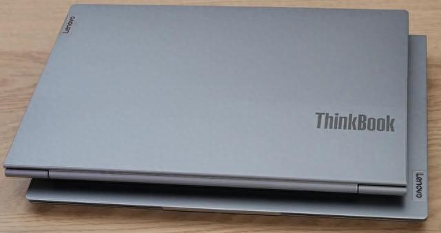 前些日子，我们详尽比对了小新Pro 14和ThinkBook 14+，并推荐“小白用户”“普通用户”购买服务更好、能扩容SSD且环境适应性更好的ThinkBook 14+，同时建议大家“理性消费”，购