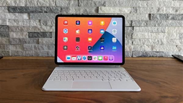 快科技9月3日消息，业内人士Mark Gurman透露，苹果即将推出一款14英寸巨屏iPad，这将是史上尺寸最大的iPad产品，跟MacBook笔记本相差无几。巨屏iPad使得笔记本和平板电脑之间的界